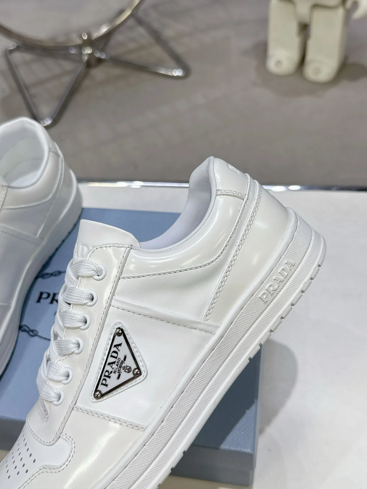 👟👟Ex-factory price 580👟👟 Couple style Prada Latest Downtown Bold series Triangle logo Casual sneakers White shoes Original purchase, development and production Downtown Bold sneakers are inspired by the basketball shoes of the 1980s, with a sporty design and exquisite details. Crafted from perforated leather, the statement platform sole provides a unique, modern style. The Prada logo is interpreted from different angles, decorated with the iconic enameled triangular metal logo, highlighting the unique classic style. Exquisite packaging at the delivery counter🛍📦 ▪️Fabric: Original custom imported first-layer cowhide ▪️Lining: Original imported soft sheepskin ▪️Outsole: Original open-molded rubber bottom material ▪️Size: Women's 35-40 Men's 39-45